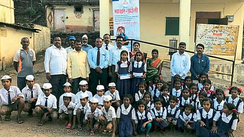 टोळेवाडी (ता. सातारा) - विद्यार्थ्यांसोबत डॉ. विजय झोरे व विविध मान्यवर.