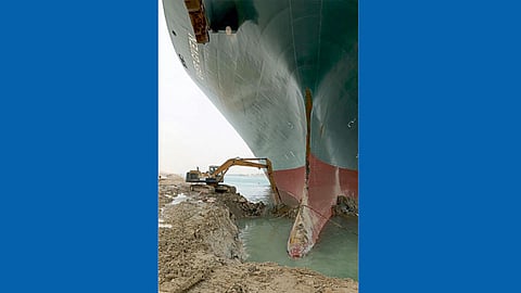 रुतलेले महाप्रचंड जहाज मोकळे करण्यासाठी सुरु असलेले प्रयत्न.