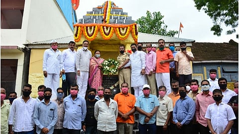 वाळुंज (ता. पुरंदर) - येथे सरदार इंगळे यांना अभिवादन करताना मान्यवर.
