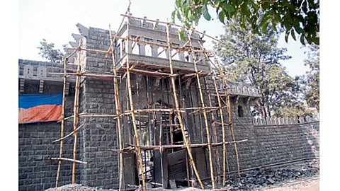 पिंपरी गाव - येथील जोग महाराज उद्यानामध्ये संभाजीसृष्टी साकारण्यात येणार आहे. त्याअंतर्गत शिवकालीन प्रवेशद्वाराची प्रतिकृती उभारण्याचे काम सुरू आहे.