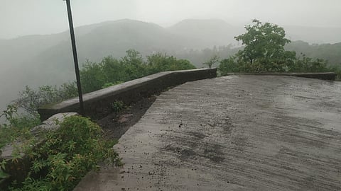 सिंहगड पर्यटकांना खुणावतोय, पण...