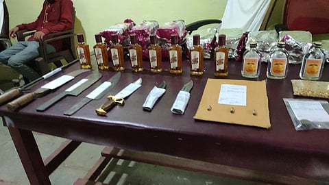 akola sindkhedraja One kg of gold, three live cartridges and a large quantity of illegal material were found in the house