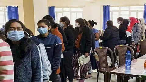 अजूनही हजारो विद्यार्थी पुण्यातच केवळ एक बस गेली बाहेर