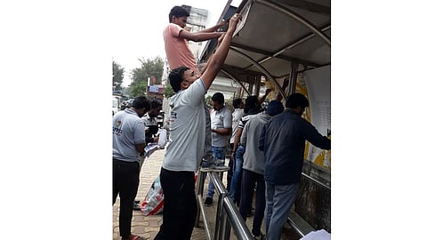 पुणे : जेव्हा तरूणाई घेते हातात झाडू अन्...(व्हिडिओ)