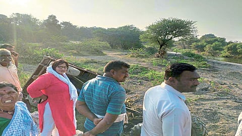 ट्रॅक्टरखाली चिरडलेल्याचा तहसीलदारांनी वाचविला जीव; एक ठार