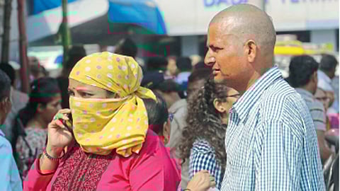 मुंबई - वाढत्या तापमानापासून बचाव करताना महिला.