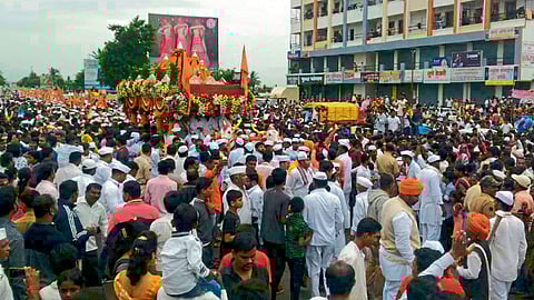 उरुळी कांचन (ता. हवेली) - तुकाराम महाराजांच्या पालखी सोहळ्याच्या स्वागतासाठी जमलेले भाविक.