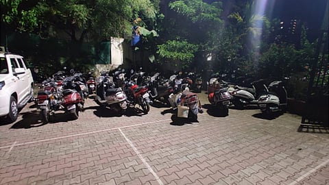 आनंद नगर- सिंहगड पोलिसांच्यावतीने जप्त करण्यात आलेल्या दुचाकी