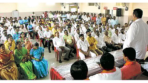 सातारा - भाजपचे पदाधिकारी व प्रमुख कार्यकर्त्यांच्या गुरुवारी झालेल्या बैठकीत बोलताना उदयनराजे भोसले.