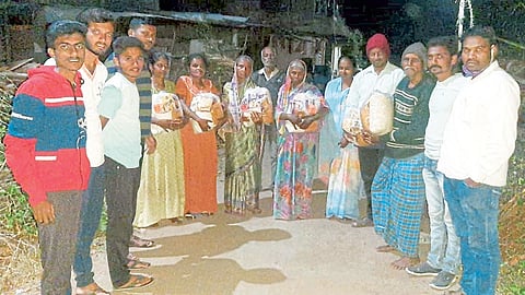 गरिबीचे चटके सोसलेल्या युवा उद्योजकाने 50 कुटुंबीयांत फुलवला प्रकाश