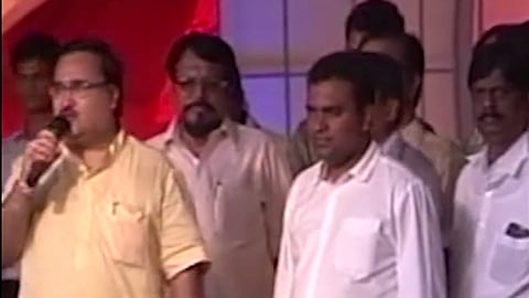 Vidhan Sabha 2019 bjp leader prakash mehta greets mns candidate ghatkopar video viral