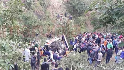 जम्मू-काश्मीरमध्ये बस कोसळली दरीत; 7 जणांचा मृत्यू
