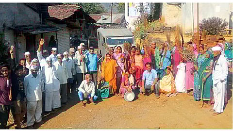 वाळंजवाडी - (कै) बाबासाहेब पाडळे यांच्या शेतात काम करण्यासाठी जाण्यापूर्वी जमलेले ग्रामस्थ.