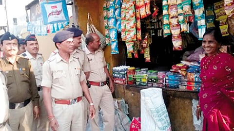 पागलखाना वस्तीत गस्त घालताना बिट प्रभारी पोलिस अधिकारी व कर्मचारी.