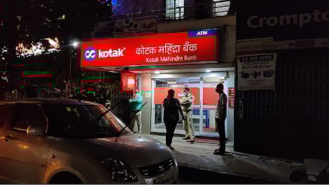 दिवाळीच्या पूर्व संध्येला ATMची साडे चार कोटींची रोख लंपास, व्हॅनही पळवली