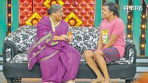 विशाखा सुभेदार आणि अंशुमन विचारे धमाल ‘स्किट’ सादर करताना.