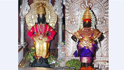 Preparing to start the darshan of Sri Vitthal Rukmini on the backdrop of Unlock Warakaris waiting for the temple to start