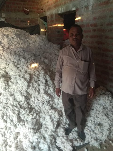 देवळीपेंढरी : घरातील कापसासह देवळीपेंढरी येथील शेतकरी मधुकर तेलंग.