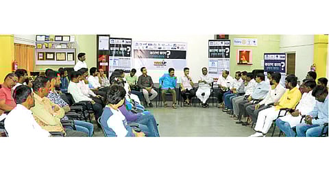 संभाजीनगर, चिंचवड - प्रदेश युवक काँग्रेसच्या वतीने ‘आर्थिक मंदी व बेरोजगारी’ या विषयावर ‘वेक अप महाराष्ट्र’ या फेसबुकवरील अभियानात सहभागी झालेले उद्योजक, नोकरदार आदी.