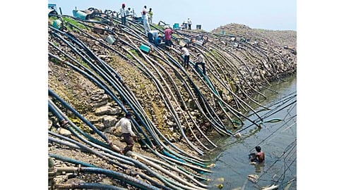उजनी धरण पाणलोट क्षेत्रात घेण्यात आलेल्या चारीत मोठ्या संख्येने असलेले कृषीपंपांचे पाइप.