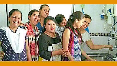 रावेत - नळाला एरेटर बसवून पाणीबचतीची सुरवात करताना सेलेस्टियल सिटीमधील महिला.