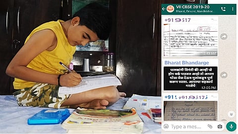 बदनापूर : पेपर सोडविताना विद्यार्थी. तसेच शिक्षकांनी व्हॉट्सॲप ग्रुपच्या माध्यमातून गृहपाठ देण्यासह केलेले मार्गदर्शन.