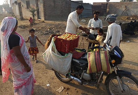 तीर्थपुरी : गावातील गल्लोगल्लीत भाजीपाला विकताना शेतकरी.