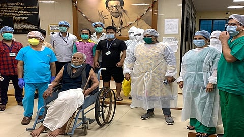 कोरोनाची विकेट घेत 'या' आजोबांनी रुग्णालयात साजरा केला 101 वा वाढदिवस, आजोबा म्हणतात..