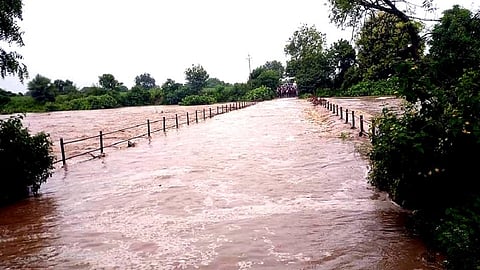 धामणा नदीच्या पुलावरुन पाणी