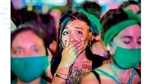 ब्यूनोस आर्यस : गर्भपाताला कायदेशीर मान्यता देणाऱ्या विधेयकाच्या निकालाची कॉंग्रेसबाहेर प्रतीक्षा करताना महिला कार्यकर्त्या.