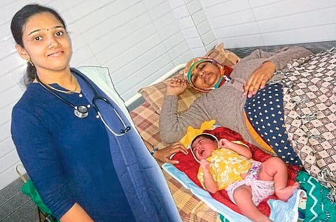 दारव्हा : विनासिझेरियन जन्मलेल्या चार किलो 800 ग्रॅम वजनाच्या बाळासह आई व डॉ. ऋचा पोटफोडे.