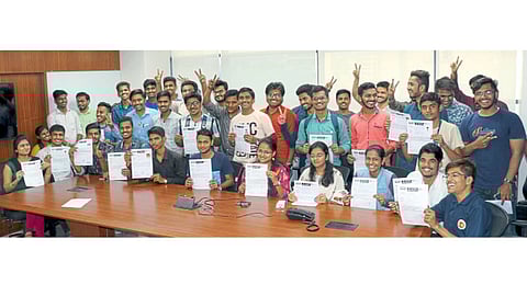 ‘यिन’चे सदस्य उमेदवारी अर्ज भरताना.