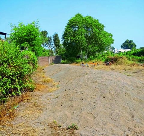 अरेच्च्चा शेतात पिक नव्हे तर वाळू, महसुल प्रशासनाची कारवाई