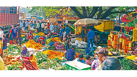 गुलटेकडी - दसऱ्यानिमित्त मार्केट यार्डातील फूलबाजारात सोमवारी फुले, आपट्याची मोठी आवक झाली. बाजारात दिवसभर लगबग सुरू होती.