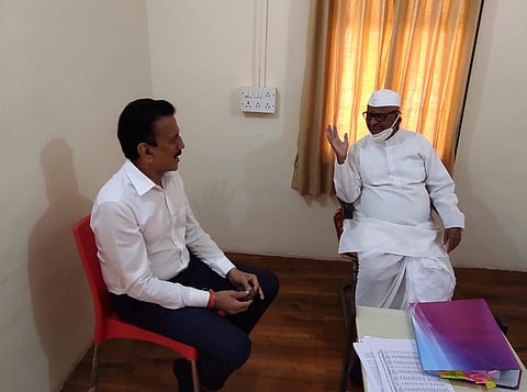 Sankatmochan Girish Mahajan in Ralegan Siddhi for Anna's visit