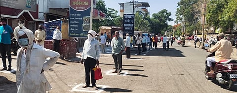 Queues for liquor up to one kilometer in Ahmednagar