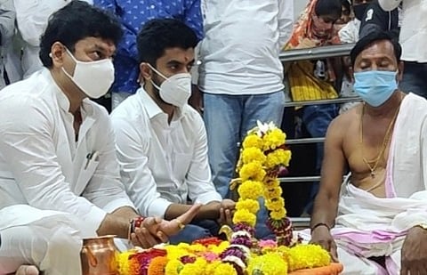Dhananjay Munde worshiped at Shanishinganapur