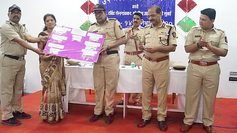 रेल्वे प्रवासात चोरीस गेलेला करोडोंचा मुद्देमाल 101 फिर्यादिना रेल्वे पोलिसांकडून वितरण.jpg