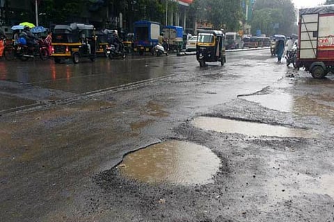 रस्त्यांवर खड्डे दिसताहेत, हा घ्या पालिकेचा व्हॉटसअॅप नंबर...