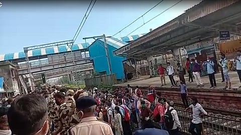 VIDEO! नालासोपाऱ्यात मुंबईकडे जाणारी लोकल रोखली; सर्वसामान्य प्रवासी संतप्त