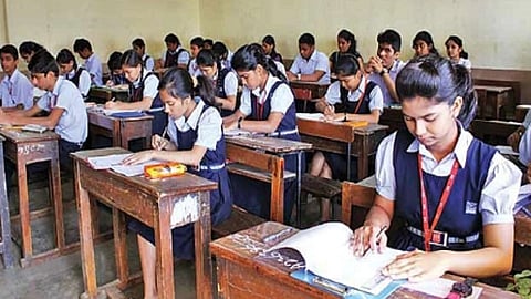कोरोना तर वाढतोच आहे, मग प्रत्यक्ष शाळा सुरू करायच्या की नाही? शिक्षणाधिकाऱ्यांनी शाळांना केल्या सूचना