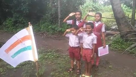 शाब्बास! या अदिवासी पाड्यातील विद्यार्थ्यांचे कौतुक करावे तेवढे कमीच... अनोख्या पद्धतीने साजरा केला स्वातंत्र्य दिन