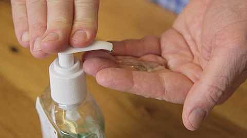 सॅनिटायझरचा वारंवार उपयोग करत असाल तर वेळीच सावध व्हा; त्वचेची गंभीर अँलर्जी होण्याची शक्यता