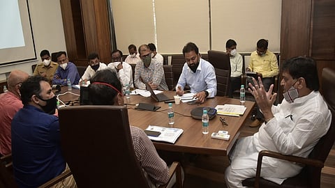 नांदेड - पालकमंत्री अशोक चव्हाण यांच्या प्रमुख उपस्थितीत मुंबईत बैठक घेण्यात आली.