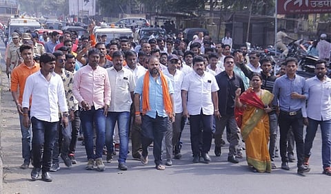 बीड येथे जिल्हाधिकारी कार्यालयावर अखिल भारतीय विद्यार्थी परिषदेने काढलेला माेर्चा.