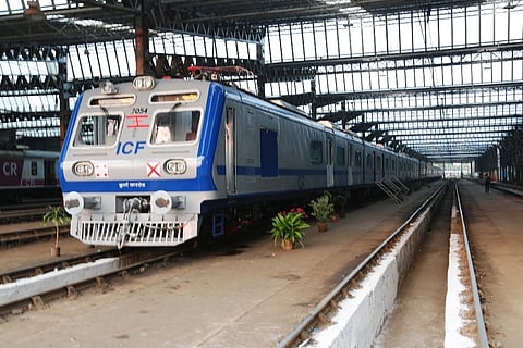 ...म्हणून पहिल्याच दिवशी उशीरा धावली एसी लोकल