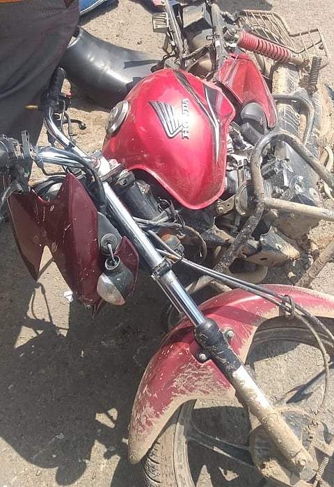 चितेगाव (ता.पैठण) ः पथकर नाक्याजवळ अपघातग्रस्त मोटारसायकल.