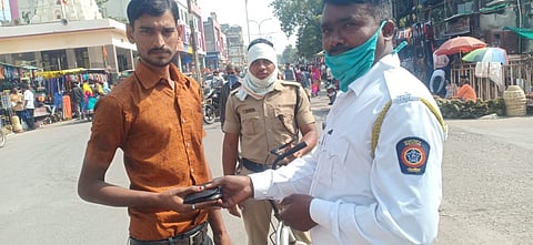 akola news : police return poor labour mony in market