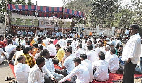 उपाेषणस्थळी जमलेली कार्यकर्त्यांची गर्दी