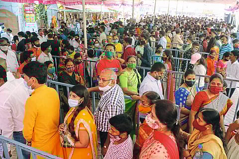 Sunday was a tourist day, a crowd of devotees in Kolhapur